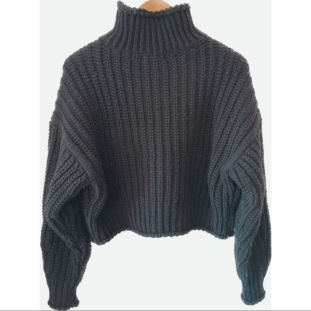 H&M chunky knit pullover sweater Women’s size Medium. 54% wool 46% acrylic.